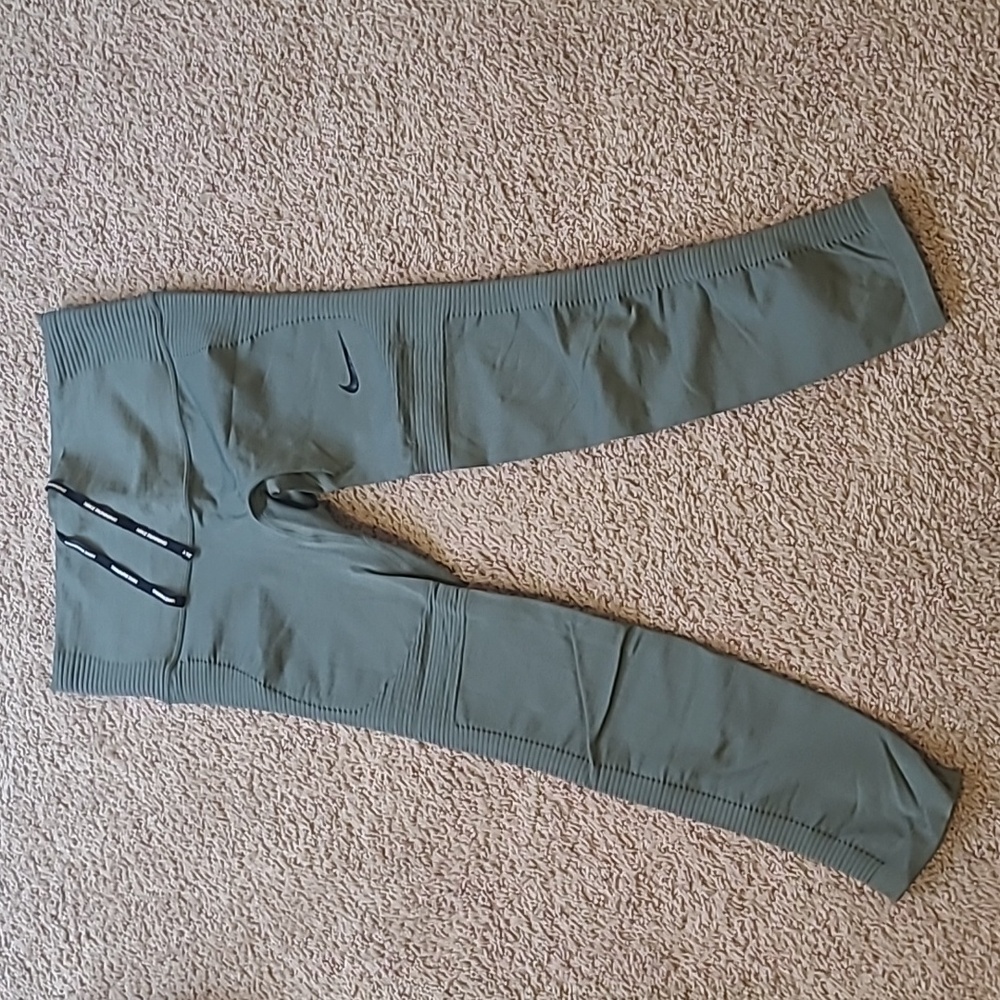 NWOT! Nike Women's leggings (size small;never worn!)